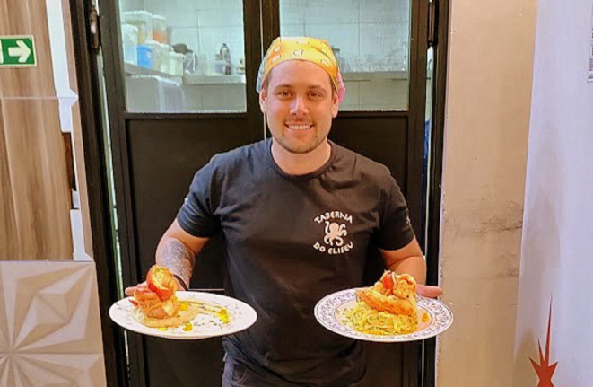 Mateus Santana Bohnenstengel é quem executa os pratos no dia a dia da cozinha da Taberna do Eliseu.