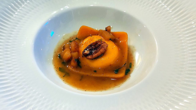Ravióli de Boursin, emulsão de suco de pera e manteiga noisette, peras caramelizadas e nozes crocantes - prato delicioso criado pelo chef William Peters.