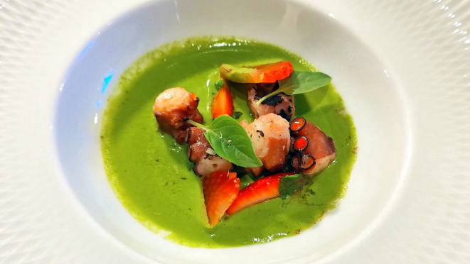 Polvo com morangos em três texturas e manjericão.