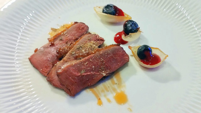 Magret de pato laqueado à pequim, com cereja e baunilha,