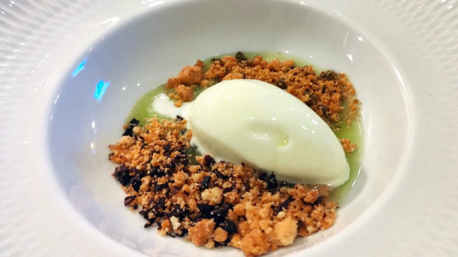 A inusitada sobremesa, com ingredientes mais comuns aos pratos salgados: Aguadoce de pepino, sorvete de queijo de cabra e crumble de azeitona.