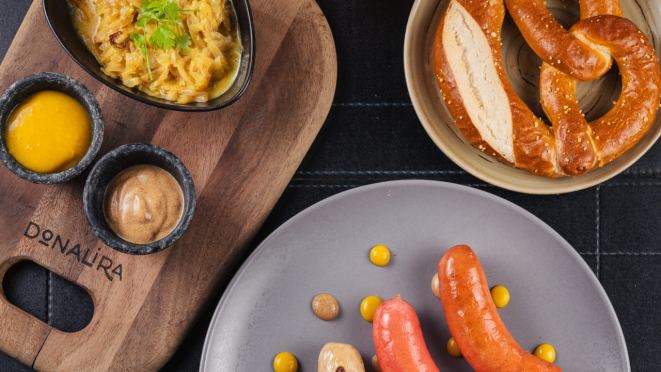 Wurstplatte do Restaurante Dona Lira: experiência de diversão e sabor.
