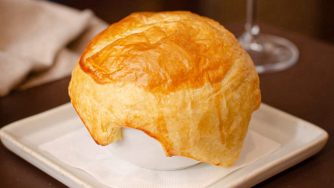 Sopa de cebola com cobertura de massa folhada, sugestão de entrada do Vive Le Victor.