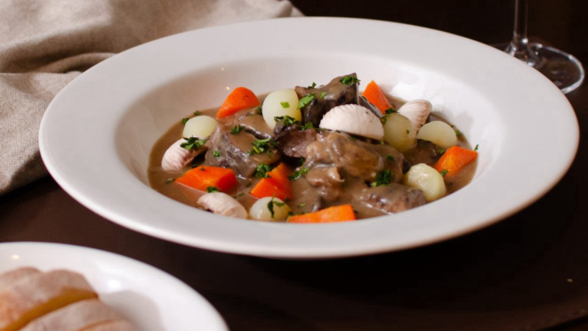 Bœuf bourguignon, sugestão de prato principal.