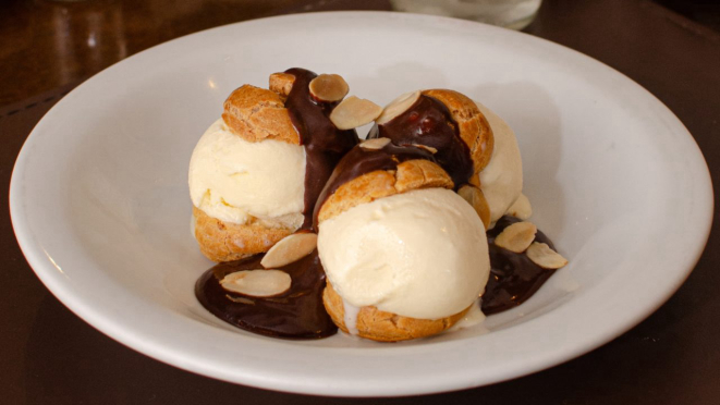 Profiteroles, sobremesa clássica francesa.