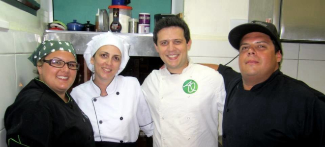 Adriano Quaranta (de branco) e sua brigada de cozinha nos tempos de seu bistrô, dez anos atrás.