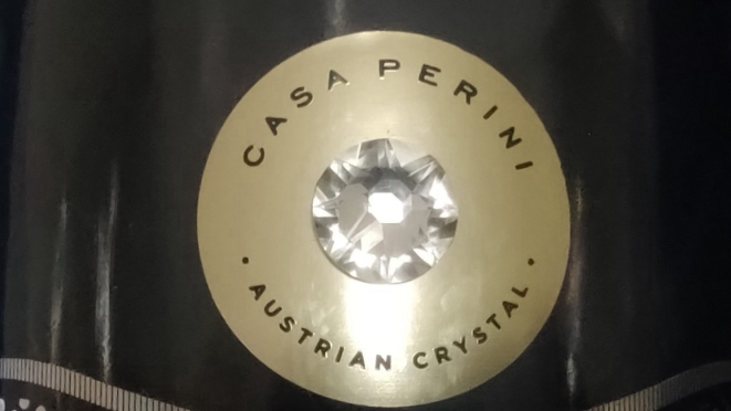 Detalhe do cristal austríaco incrustado no rótulo da garrafa do espumante Casa Perini Cristal.