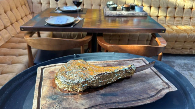 "Filé dos Flintstones" folheado a ouro é o especial dos pais na OX Room Steakhouse.