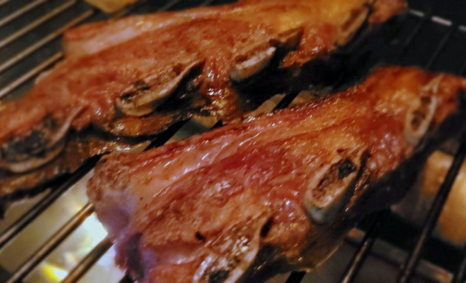 Asado de tira, uma das opções de carnes na grelha para o churrasco deste sábado, na Vino Nobile.