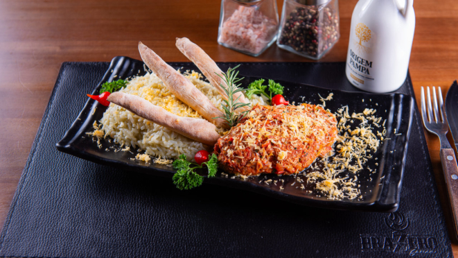 Ragu de costela defumada com arroz quatro queijos e pão crocante, um dos pratos principais do Brazero Garcia.