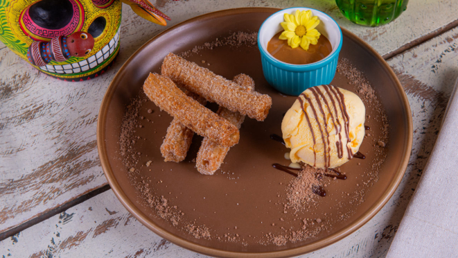 Churros com doce de leite e sorvete, opção de sobremesa do Miguelito - do México ao Brasil.