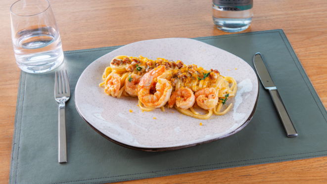 Releitura do carbonara tradicional, com queijo colonial, camarões, panceta e bottarga, do Kais Ø.