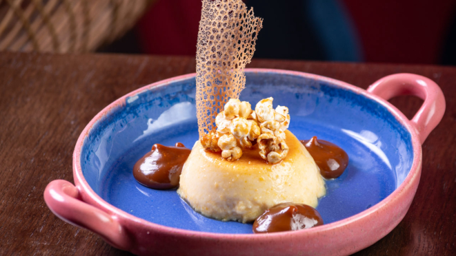 Pudim de leite do Mariquita Bar, acompanhado por pipoca caramelizada e doce de leite.