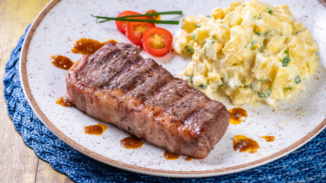 Paleta de cordeiro com maionese de mandioca, prato principal do Siga La Vaca.