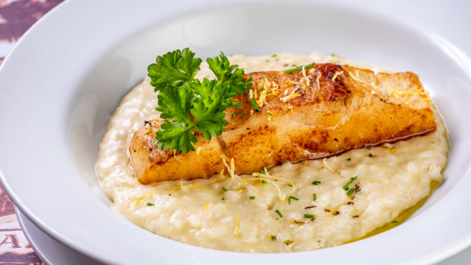 Filet du poisson du jour grillé au risotto au citron à Carol Castro, do Paris 6.