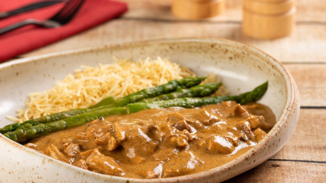 Fricassée: de origem francesa, nome do prato seria a junção das palavras “frire” (fritar) e “casser” (em pedaços).