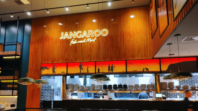 O colorido do ambiente interno do Jangaroo, chamando pela descontração.