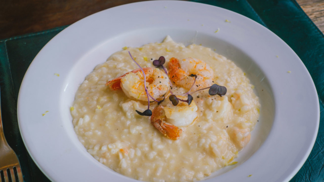 Risoto com limão siciliano e camarões é um dos pratos principais da Casa Itália.