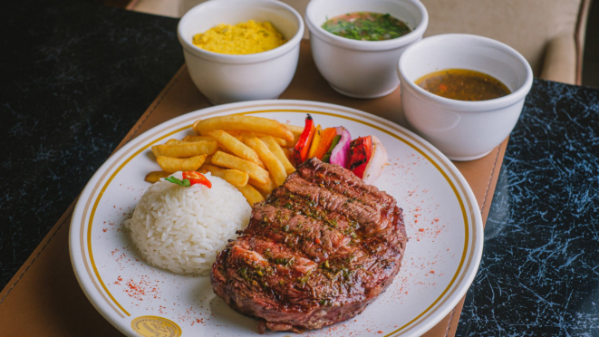 Bife ancho acompanhado de arroz e fritas, do Churrasco ao VIvo.