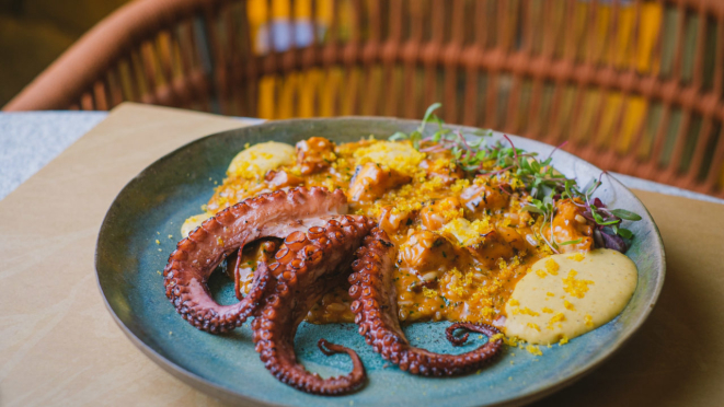 Prato principal do Fiori: polvo tostado com risoto, aioli de alho assado e bottarga.