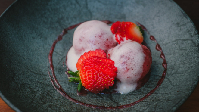 Sorbet de frutas vermelhas com espuma de gengibre é uma das opções de sobremesa do La Cave.