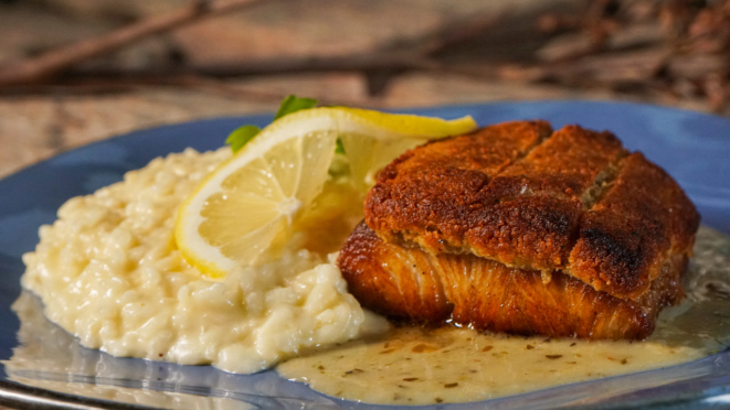 Filé de peixe com risoto de limão siciliano é opção de prato principal do Little Carbone.