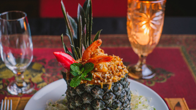 Saparrod Kung, servido no abacaxi, é opção de prato principal no Thai House.