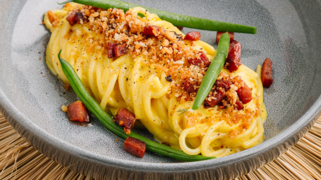 Spaghetti à carbonara é um dos pratos principais do Simple Jurerê.