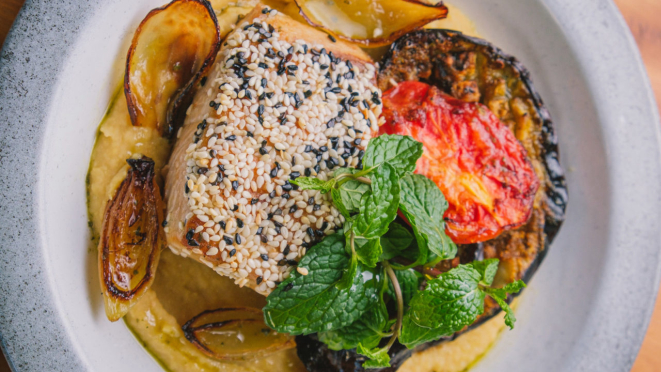 Peixe fresco grelhado em crosta de gergelim, do La Cave.