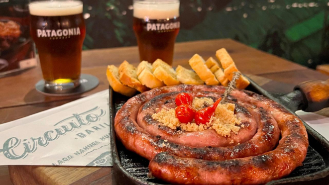 Tabela de linguiça de pernil, uma das opções ofertadas no Happy Hour do Refugio Patagonia.