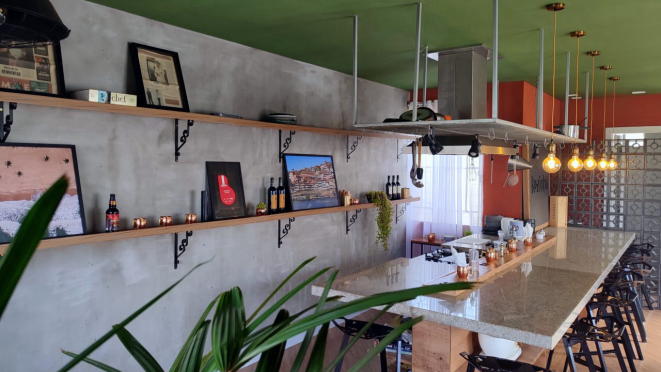 O balcão do Ko.zinha abriga dez pessoas, que podem acompanhar de perto o trabalho do chef.