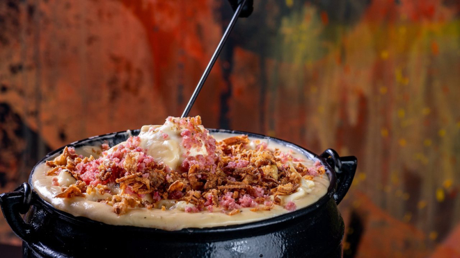 Fondue de queijo com diferentes combinações.