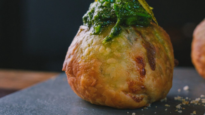 Bombom de queijo coalho no cardápio do La Cave.