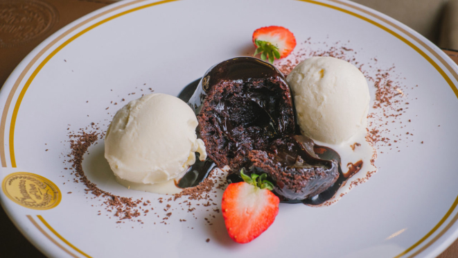 Petit gateau de chocolate, com recheio cremoso, acompanhado de uma bola de sorvete artesanal de sua preferência.