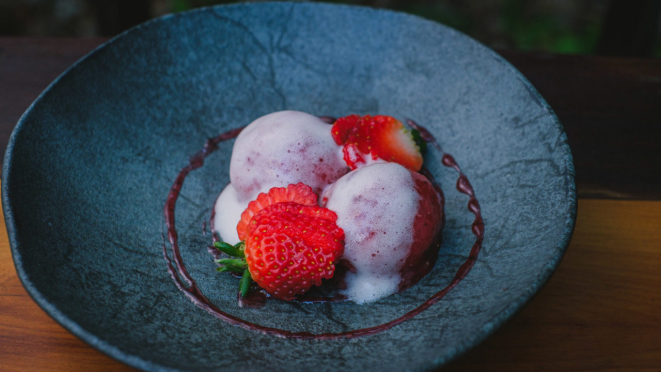 Sorbet de frutas vermelhas com espuma de gengibre no La Cave.