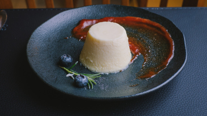 A sobremesa do menu do Spaccio RAR é um pudim de gran formaggio servido com calda de goiaba.