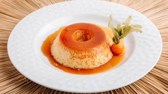 Entre as sobremesas no Simple Jurerê, pudim de leite e caramelo de laranja.