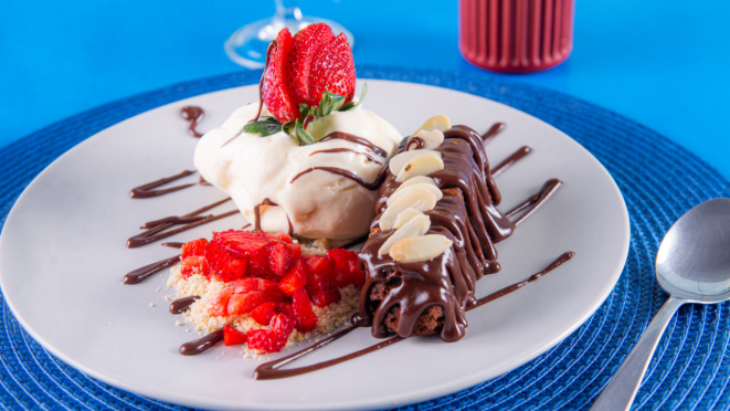 No Porto Cabral você pode escolher o brownie de chocolate coberto com amêndoas laminadas e sorvete de creme.