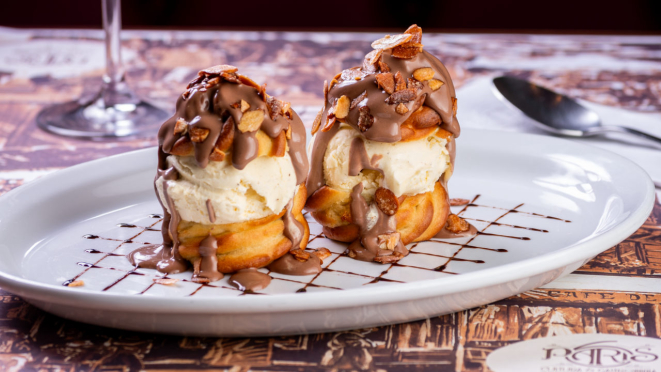 Profiteroles classique au vanille à Amanda Françozo está no menu do Paris 6.