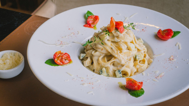 Opção de massa fettuccine e molho três queijos no Churrasco ao Vivo.