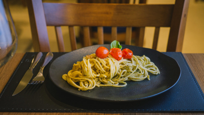 Spaccio RAR traz no menu spaghetti ao pesto, temperado com manjericão e parmesão.