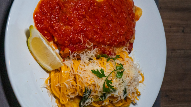 Parmegiana acompanhado de espaguete na manteiga e sálvia do Little Carbone.