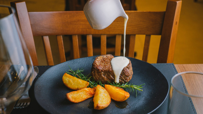 Filé mignon com batatas ao murro é uma opção no menu do Spaccio RAR.