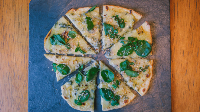Pão naam coberto com gorgonzola no La Cave.
