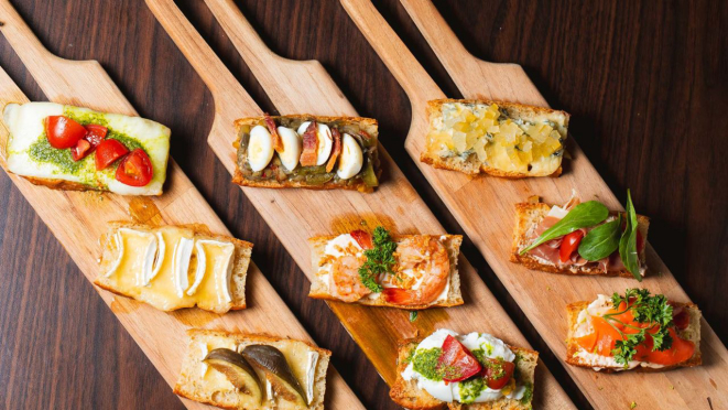 Às quartas-feiras, na compra de uma garrafa de vinho, o cliente ganha uma porção de Crostinis.