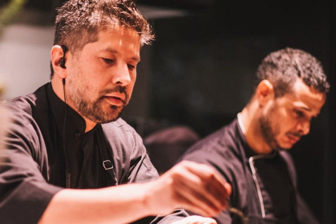 Kazuo Harada com Lucas Amaral, o chef titular no dia a dia do restaurante Emy by Kazuo, em Curitiba.