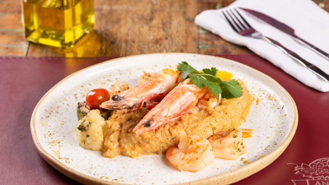 Risoto de salmão com camarões grelhados do Anarco.