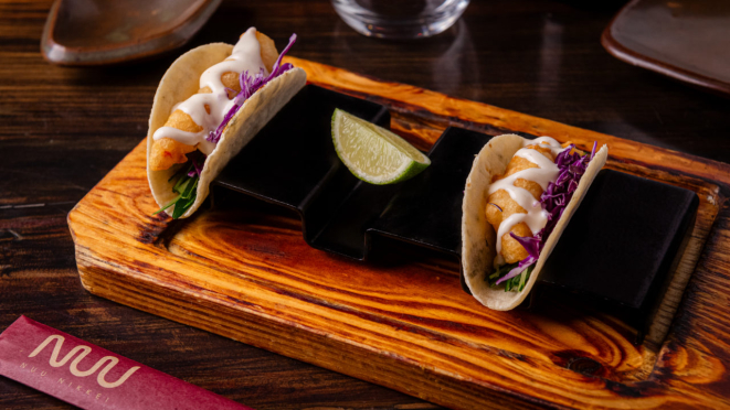 No Nu Nikkei você pode aproveitar na entrada o Ebi Tacos com camarão crocante.