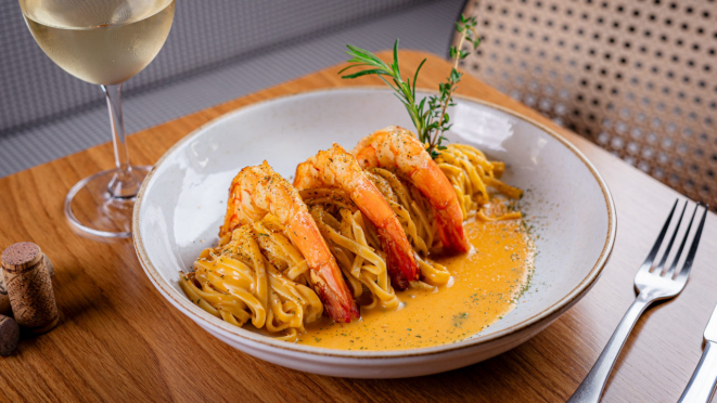 O restaurante traz como opção uma massa ao molho de camarão grelhado.