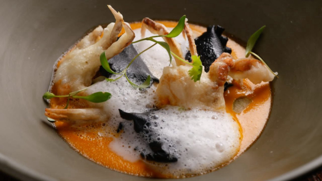 Prato servido no último Origem Convida: gastronomia de Salvador em patamar elevado.